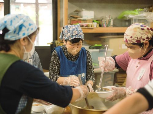 住民の中に入り込み、ヒアリングを重ねて地域の課題・ニーズを調査していきます。