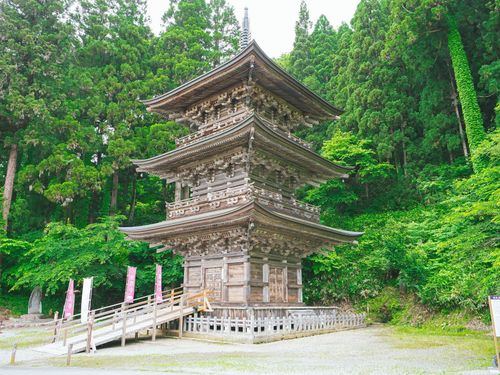 平安や鎌倉時代の美しい仏像群が当時のまま残る、山形の隠れた秘境寺「慈恩寺」