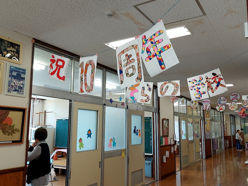 拠点となる廃校を活用したデイサービス西山笑楽校