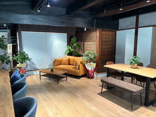 社員の手でリノベーションした、ぬくもりあるオフィスです。