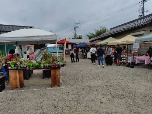 手作りの雑貨やお花、スイーツなど販売しています