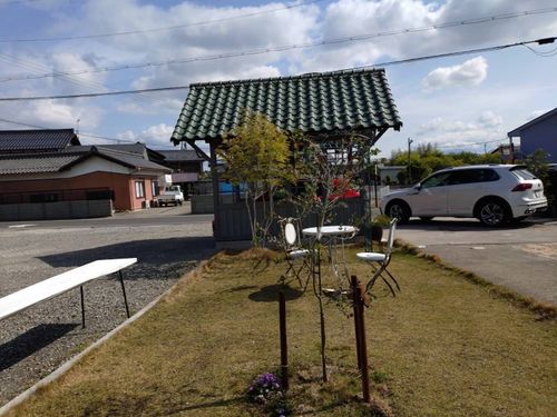 芝生を植えて雰囲気が良くなるように手入れしています