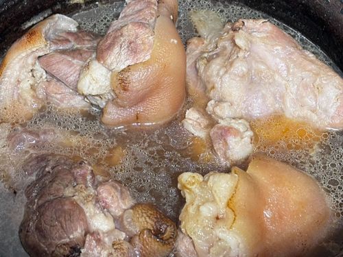寮のキッチンで自分で作ったテビチ（沖縄の郷土料理）