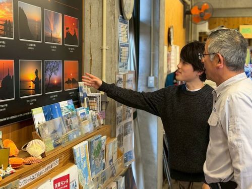 地域留学生の働く様子（観光案内業務）