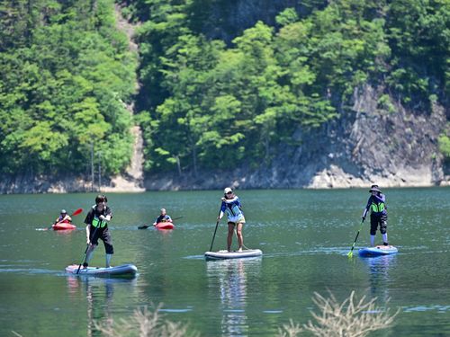 SUPなど湖上のアクティビティが人気です。