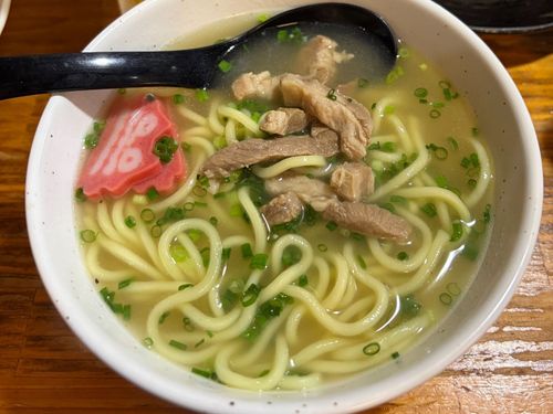 地元の名店でいただく、やさしい出汁が染み渡る絶品八重山そば！