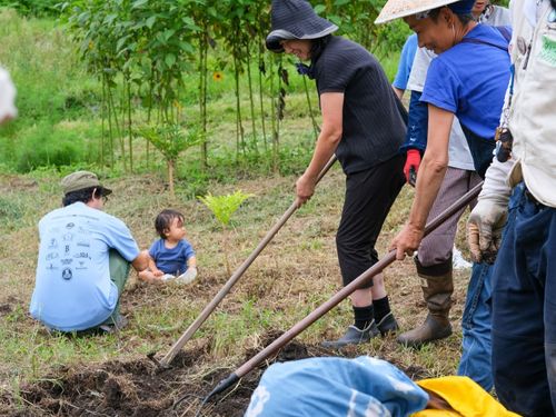 みんなで一緒に畑で作業をします。ご家族でも参加可能！