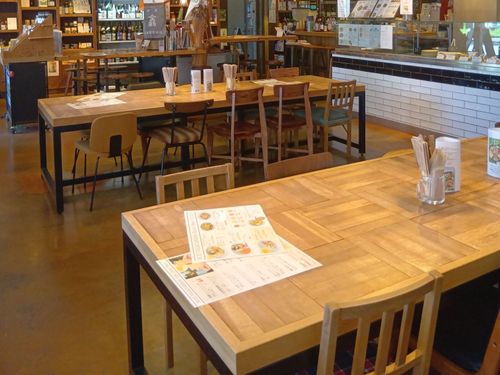 開放的で明るい店内。ゆったりとした空間で、楽しくおしゃべりしましょう！