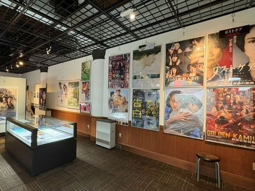 企画展では「伊那谷フィルムコミッション」が今まで支援した作品の小道具などを展示中