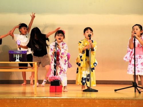 カラオケステージでは、ちびっ子アーティストが熱唱。ダンスは即興。