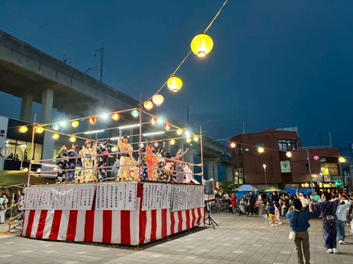 お祭り会場としても盛り上がりをみせる