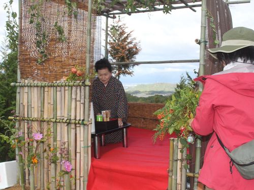 山の茶室からは琵琶湖を一望する絶景が広がります。