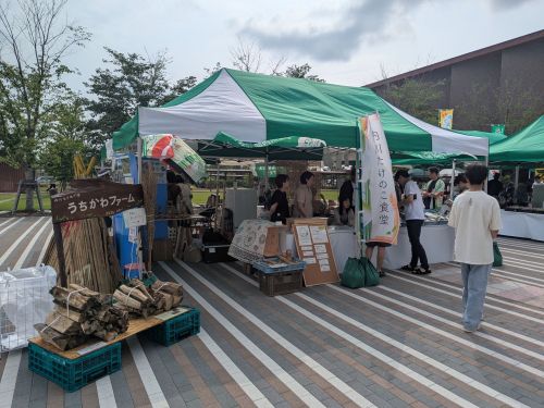 たけのこなど、地域産物が販売されています