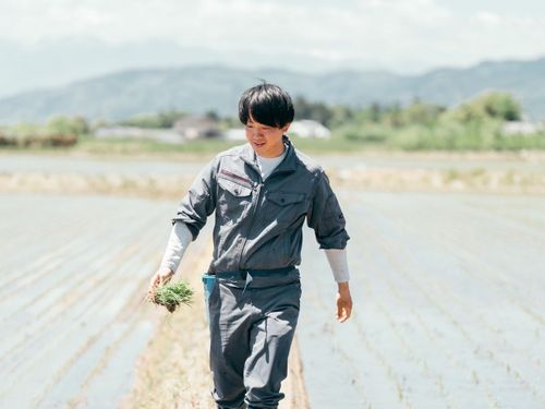 もう一人は国見町で農家を営む持地良太さん。広大な自然の中で米を作っています