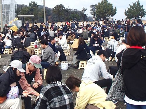 諫早産のかきを堪能する諫早市民ら