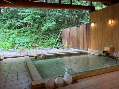 徒歩圏内には温泉やスーパーも。仕事終わりには湯沢の豊かなローカルライフを満喫。