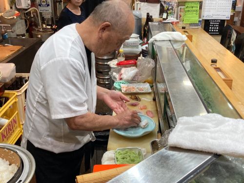 寿司組合の店舗での作業の様子