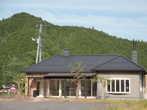 元お菓子屋さんを改装したコワーキングスペースも開放しています