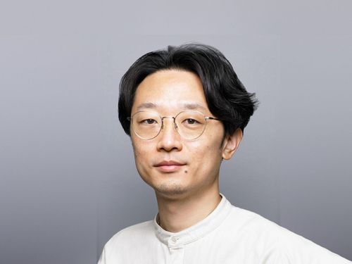 学生と空き家利活用フィールドワークを行う　日本大学の落合先生