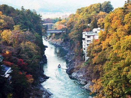 舞台は紅葉真っ盛りの名勝天龍峡！