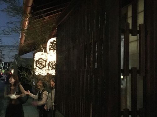 午後から夜まで、街中が祭りの雰囲気に包まれます。沿道では、行列を見学される方も…
