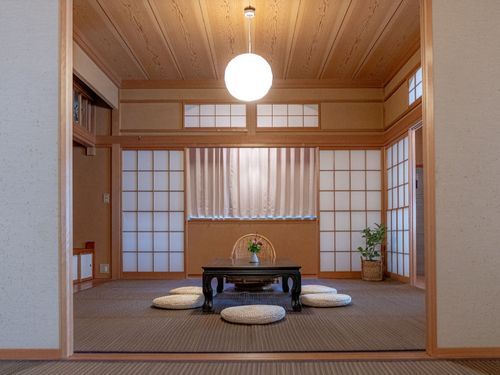 昔の家の作りを活かした空間のゲストハウス