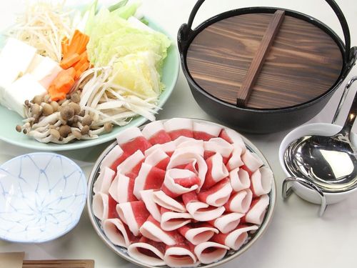 イノシシの肉を野菜と一緒に煮込んで食べるボタン鍋