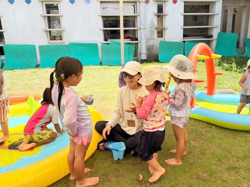 保育士と一緒に実施する親子教室「すくすくきっず」の様子。1歳半～3歳が対象