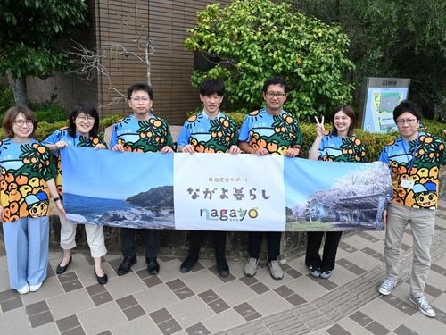 おそろいの長与みかんTシャツで地域おこし協力隊員の募集を呼び掛ける役場職員