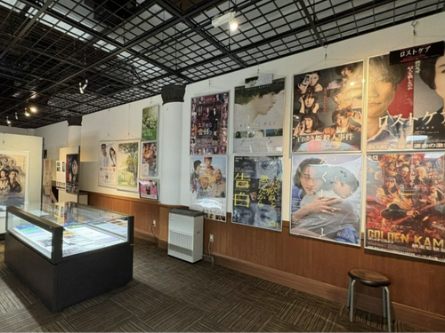 企画展では「伊那谷フィルムコミッション」が今まで支援した作品の小道具などを展示中