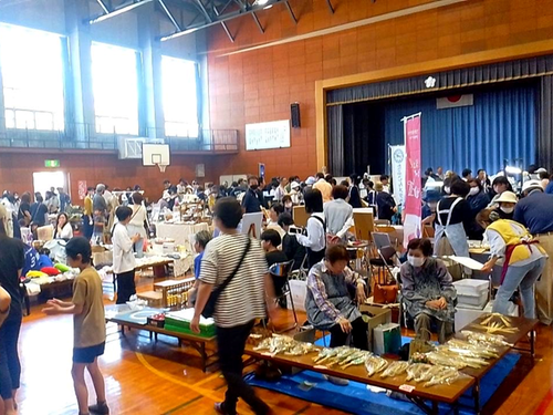地域資源を活用したマルシェの風景