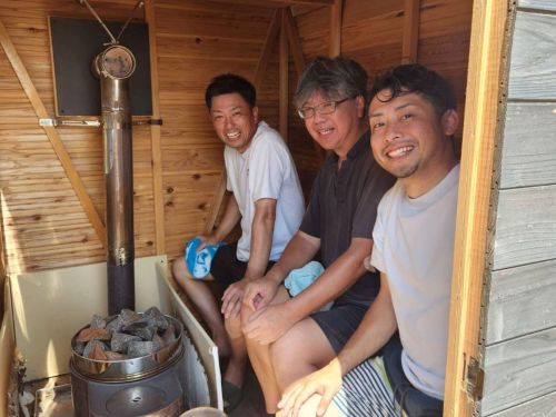 林産材活用で移動式サウナを試すスタッフ（中央　地域おこし協力隊OB　澤田さん）