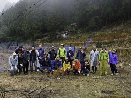 ブドウ苗植えイベントの参加者たち