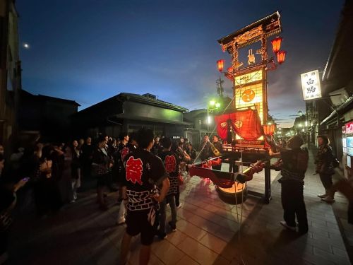 夕闇に輝く奉燈と、伝統を背負い集う若者たちの熱気