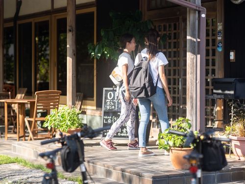 地元で人気のレストランへ訪れる