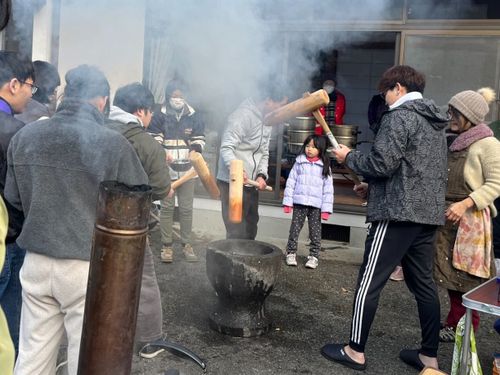 休日に餅つき大会参加