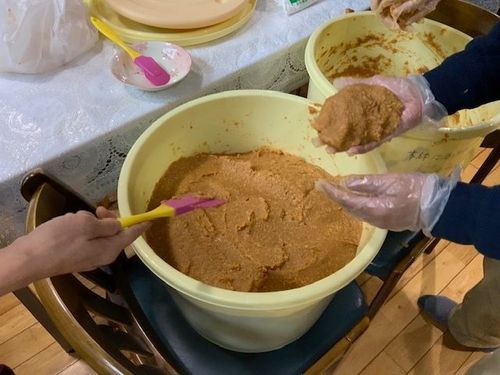 手づくり味噌の天地返し