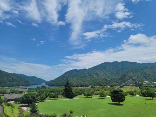 宿のすぐ裏手には宮ヶ瀬湖畔の園地と、湖のシンボル「大吊橋」が広がります