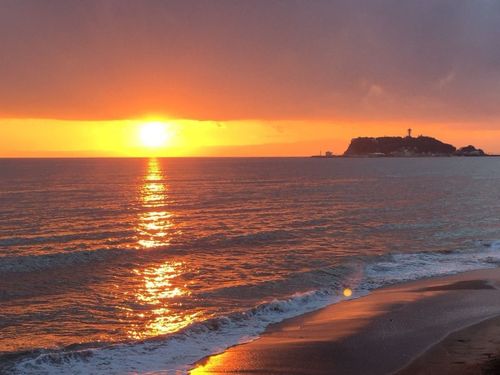 江の島に沈む夕日。海のそばの暮らしは、毎日がちょっと特別です