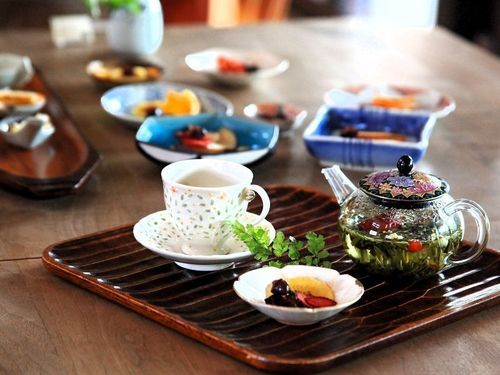 自家製ドライフルーツと工芸を組み合わせたお茶会を、美術館で企画する移住者さんも。