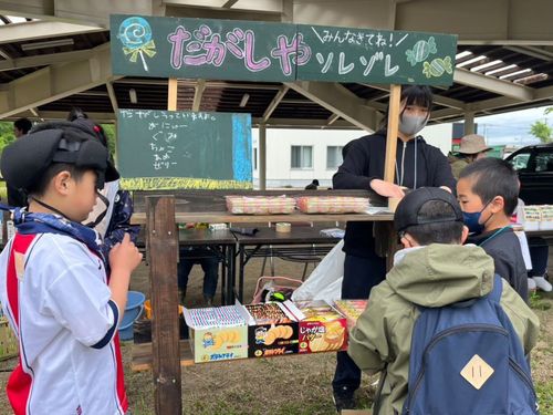 地域のイベントを一緒に作る駄菓子屋ソレゾレの様子