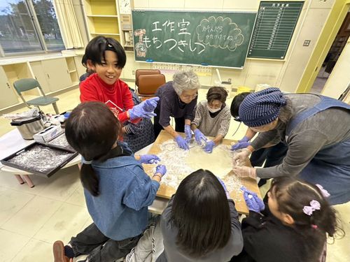 旧幌呂小学校での地域の方と交流活動の様子