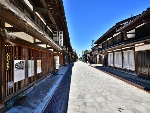 今も利長公が招いた7人の鋳物師(いもじ)の末裔の方が残る金屋町