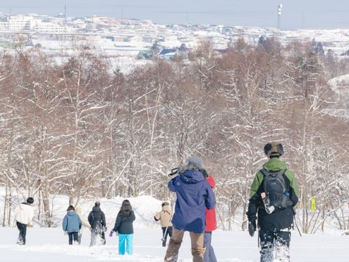 冬はスノーシューを履いて雪山へ！自然を満喫できる環境があります！