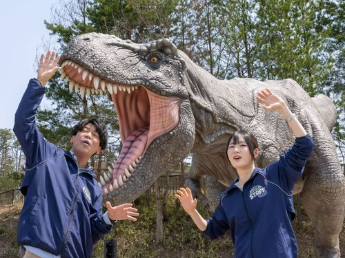 屋外にも恐竜が。こちらは映画「ジュラシック・ワールド」の宣伝に実際使われたもの。