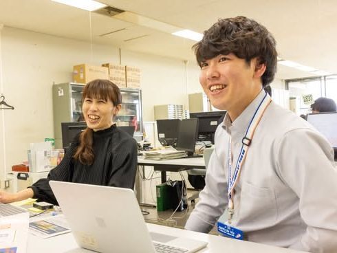 担当する定住促進課の三輪さん（左）と三田村さん（右）