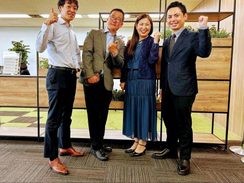 サポートチーム（左から）県の兵田さん、マネージャーの望月さん、池田さん、金澤さん