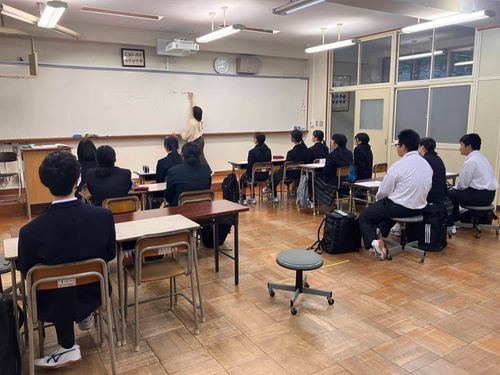 学校の先生と一緒に資格の対策を行うこともあります。
