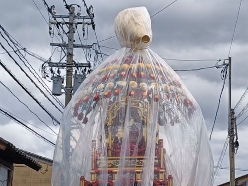 昼は魅せる「花山車」、今年は生憎の雨模様でビニール被ってます