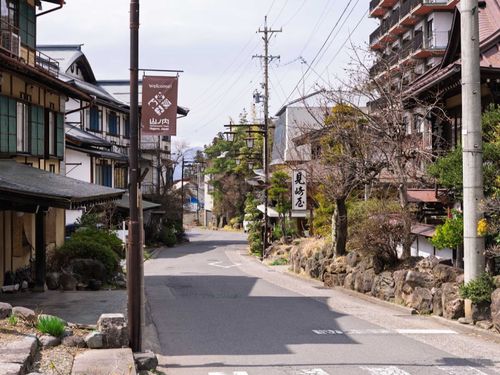 伝統的な旅館が軒を連ねる山ノ内の町並み